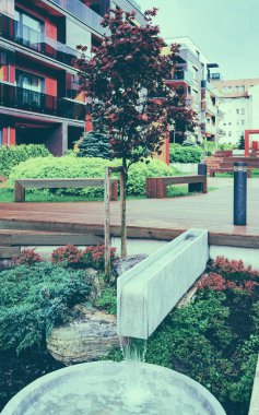 Modern daire konut çeyrek dekoratif Çeşmede. İle açık hava tesisleri.