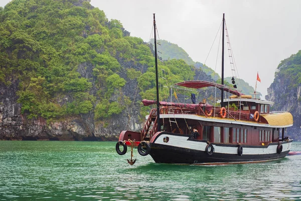 Halong Vietnam Februari 2016 Cruiseschip Long Bay Vietnam Azië Kalkstenen — Stockfoto