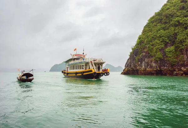 Halong Vietnam Februari 2016 Cruiseschip Long Bay Vietnam Asia Kalkstenen — Stockfoto