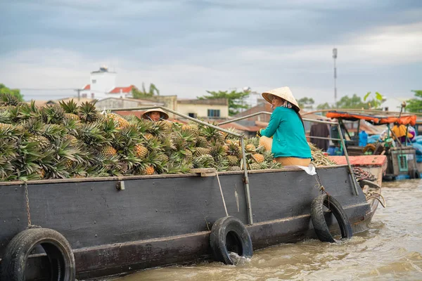 越南芹苴 2016年2月28日 在越南的三角洲湄公河漂浮市场上卖菠萝的妇女 — 图库照片