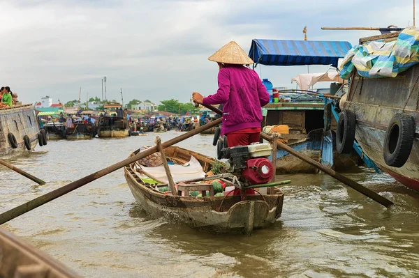 Mujer Vendiendo Sandía Mercado Float Barco Delta Mekong Can Tho — Foto de Stock