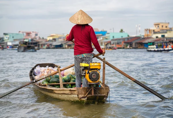 Mulher Barco Vendendo Melancia Mercado Flutuante Delta Mekong Can Tho — Fotografia de Stock