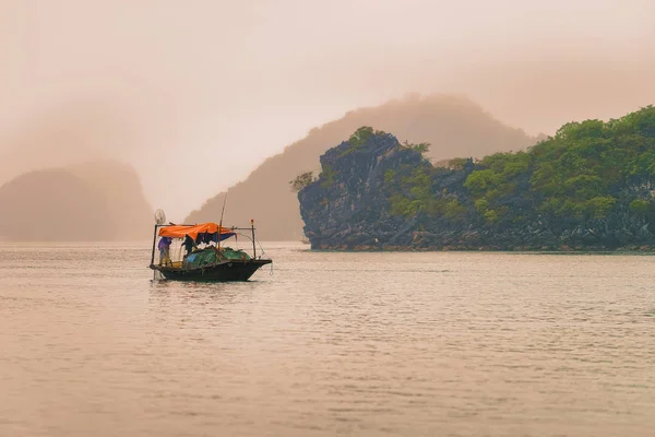 Рыбацкая Лодка Заливе Лонг Вьетнам Азия Закате Известняковые Острова Заднем — стоковое фото