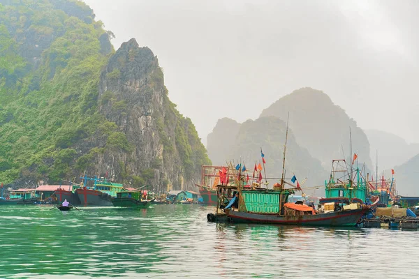 Hajó Úszó Halászfaluban Long Öböl Vietnam Asia — Stock Fotó
