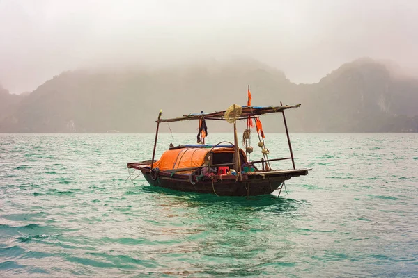 Horgászcsónak Long Öböl Vietnam Ázsiában Naplementekor Mészkő Szigetek Háttérben — Stock Fotó