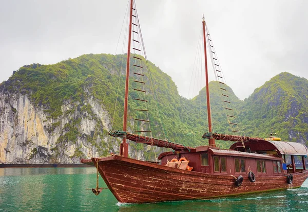 Ship Long Bay Vietnam Asia Limestone Islands Background — Stock Photo, Image