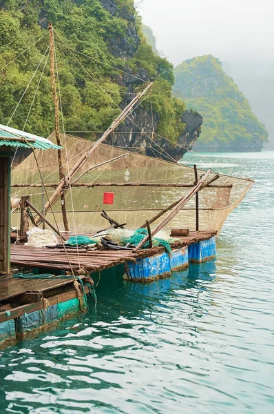 亚洲的哈龙湾漂浮渔村牡蛎养殖场 — 图库照片