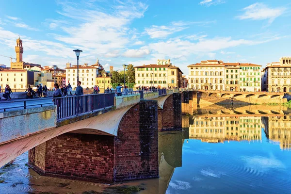 Florencia Italia Octubre 2016 Personas Ponte Alle Grazie Bridge Florence —  Fotos de Stock