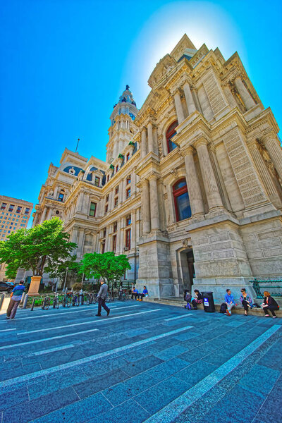 Филадельфия, США - 4 мая 2015 года: Филадельфия Сити Холл. Вид с улицы
.