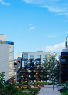 Modern apartman çeyrek. Diğer açık hava tesisleri.