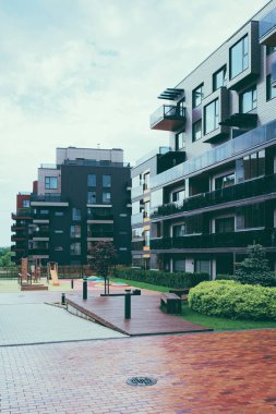 Banklar ile modern apartman çeyrek. Diğer açık hava tesisleri.