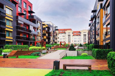 Banklar ile modern apartmanlar çeyrek. Diğer açık hava tesisleri.