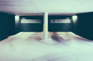 Yeraltı araba otoparkta modern konut bina