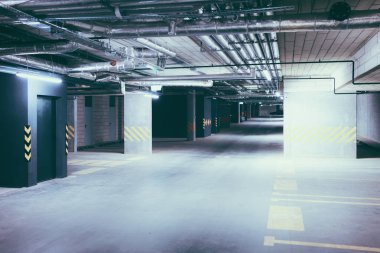 Yeraltı araba otoparkta modern konut ev