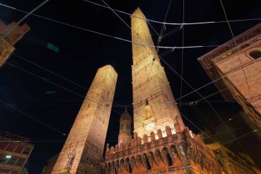 İki Kule, Piazza di Porta Ravegnana Bologna, Emilia-Romagna, İtalya. Gece geç saatte