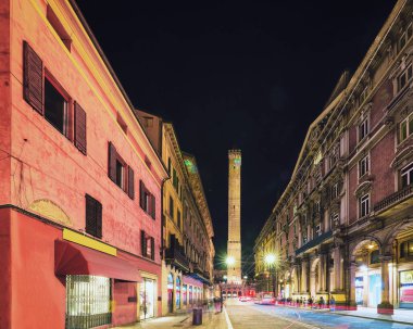 İki kule Bologna, Emilia-Romagna, İtalya Piazza di Porta Ravegnana üzerinde. Gece geç saatte