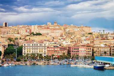 Cityscape ve marina Bizanslılar denizin Cagliari, Sardunya, İtalya