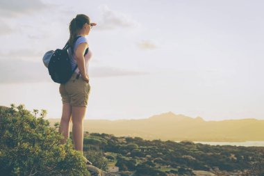 Güneş doğarken Costa Smeralda Resort yakınındaki Akdeniz, Sardunya, İtalya genç kız