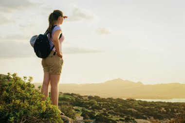 Güneş doğarken üzerinde Costa Smeralda resort Akdeniz, Sardunya, İtalya adlı genç kız