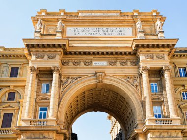 Piazza della Repubblica Floransa, İtalya'nın üzerinde zafer takı