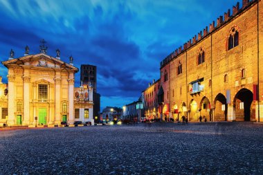 İnsanlar, kilise, Sant Andrea Mantua, Lombardiya, İtalya Piazza Mantegna meydanında. Akşam geç