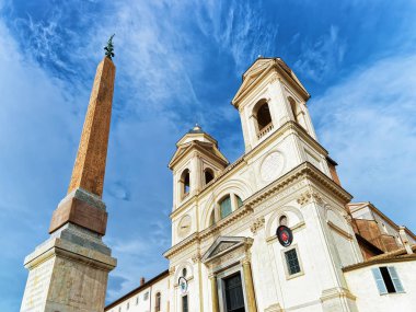 İtalya Roma Kilisesi Trinita dei Monti ve Mısır dikilitaş. İspanya Meydanı olan Piazza di Spagna için önde gelen İspanyol Merdivenleri yanında bir Roma Katolik ve Rönesans kilise olduğunu.