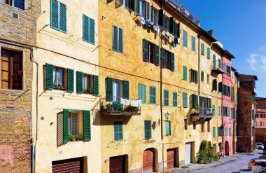 Siena, Toskana, İtalya'nın eski City'deki renkli binalar