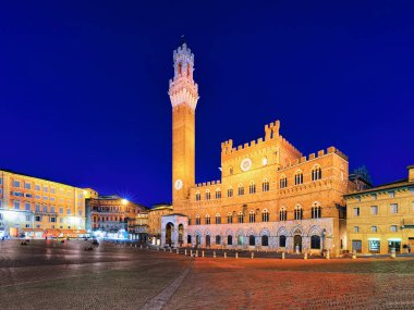 Torre del Magnia kule Siena, Toskana, İtalya Piazza Campo meydanında. Akşam geç