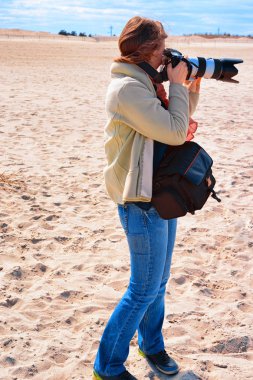 Sandy Hook, Nj okyanus kıyısında rüzgarlı hava, genç kıza    