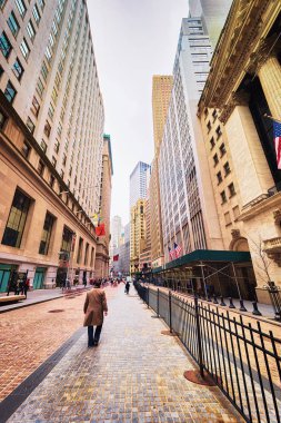 New York, Amerika Birleşik Devletleri - 25 Nisan 2015: Wall Street aşağı Manhattan, New York City, ABD Federal Binası. Bize özel ev oldu. Binanın önünde işte George Washington heykeli.