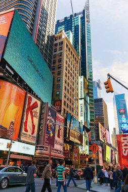 New York, ABD - 26 Nisan 2015: Yayalar 7th Avenue üzerinde Times Square ve Broadway. Midtown Manhattan New York, ABD içinde gökdelenler. Broadway ve 7th Avenue ticari bir kavşak olduğunu.