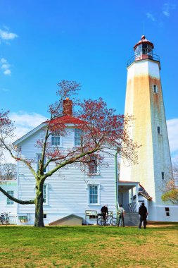 Sandy Hook, Amerika Birleşik Devletleri - 26 Nisan 2015: Sandy Hook ışık evi Kulesi. Bu hala çalışma şimdi en eski deniz feneri var. Sandy Hook, Monmouth ilçe New Jersey, ABD dağlarında yer almaktadır.