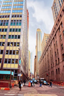 New York, Amerika Birleşik Devletleri - 24 Nisan 2015: İnsanlar sokakta Midtown Manhattan, New York City, Amerika Birleşik Devletleri