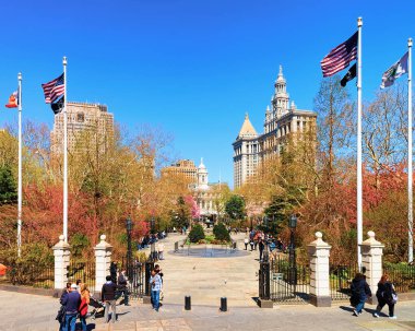 New York, Amerika Birleşik Devletleri - 25 Nisan 2015: Turist City Hall Park Aşağı Manhattan, New York, ABD. 