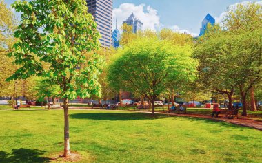 Philadelphia, Amerika Birleşik Devletleri - 4 Mayıs 2015: Park Philadelphia City Hall arka planda. Turistler parkta. Pensilvanya, ABD.