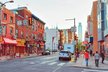 Philadelphia, Amerika Birleşik Devletleri - 5 Mayıs 2015: Sokak görünümü, Philadelphia, Pennsylvania, ABD Çin mahallesinde. Karşıdan karşıya geçerken Turizm