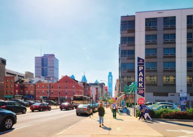 Philadelphia, Amerika Birleşik Devletleri - 4 Mayıs 2015: Sokak görünümü, Philadelphia, Pennsylvania, ABD Çin mahallesinde. Karşıdan karşıya geçerken Turizm