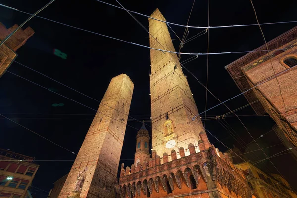 İki Kule, Piazza di Porta Ravegnana Bologna, Emilia-Romagna, İtalya. Gece geç saatte