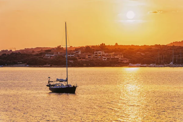 Salida Del Sol Con Barco Costa Esmeralda Mar Mediterráneo Cerdeña — Foto de Stock