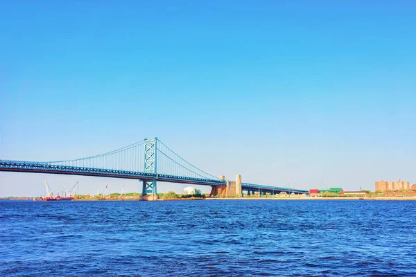 フィラデルフィア ペンシルベニア州 アメリカ合衆国デラウェア州川の上のベンジャミン フランクリン橋 — ストック写真