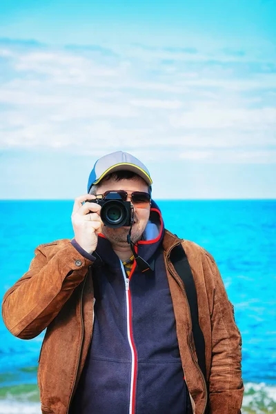 Mannen Med Digitalkamera Stranden Sandy Hook Vid Blåsigt Väder — Stockfoto