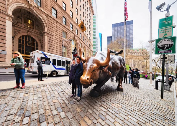 美国纽约 2015年4月24日 美国纽约曼哈顿下城金融区华尔街收费牛市 街上的游客 — 图库照片