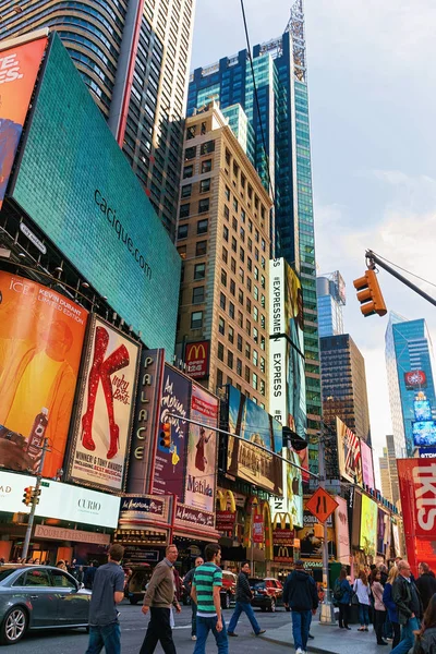 Nova York Eua Abril 2015 Pedestres Times Square 7Th Avenue — Fotografia de Stock