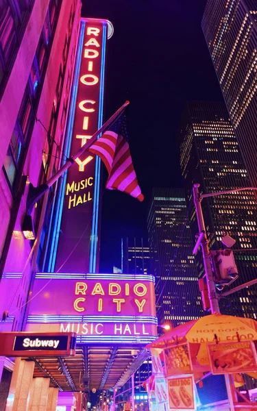 美国纽约 2015年5月07日 美国纽约洛克菲勒中心无线电城音乐厅的霓虹灯 — 图库照片