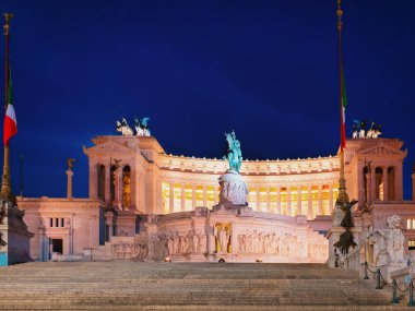 Rome, İtalya - 12 Ekim 2016: Anıt, Victor Emmanuel Piazza Venezia, Rome, İtalya da. Turistler sokakta. Akşamları.