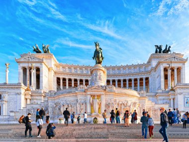 Rome, İtalya - 12 Ekim 2016: Anıt, Victor Emmanuel Piazza Venezia, Rome İtalya içinde. Turistler sokak.