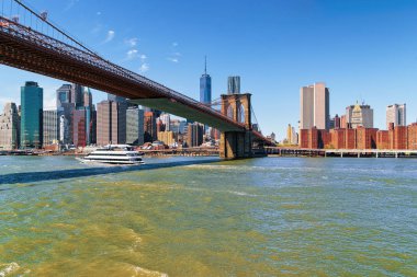 Brooklyn Köprüsü'nün Doğu Nehri, New York, ABD yukarıda. Amerika Birleşik Devletleri içinde en eski köprü Brooklyn Köprüsü'nün arasındadır.