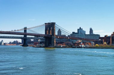 Feribotta Brooklyn Köprüsü ve Manhattan bridge Doğu Nehri üzerinde görüntüleyin. Köprüler Aşağı Manhattan New York, ABD ile Brooklyn Heights bağlayın..