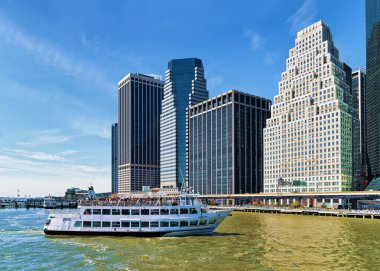 Doğu Nehri feribot tekne Midtown Manhattan, New York'taki başlık. Doğu Nehri feribot Brooklyn ve Queens çeşitli hedefleri ile Manhattan bağlayan hizmet özellikleri
