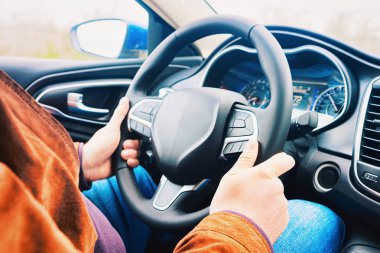 Adam bir otomobilin Direksiyon tutan eller